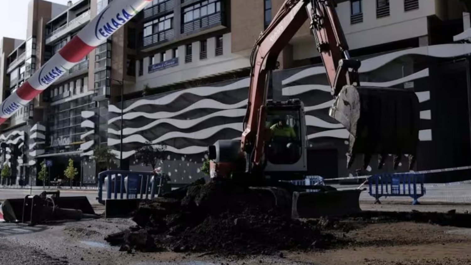 La avenida de la Aurora queda reabierta al tráfico tras la reparación de la tubería dañada