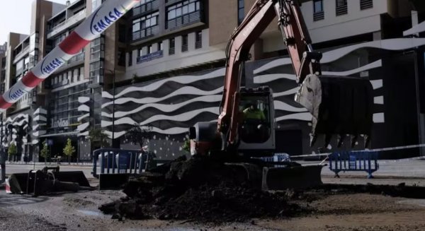 La avenida de la Aurora queda reabierta al tráfico tras la reparación de la tubería dañada