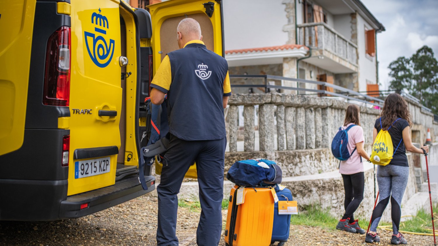 Grupo Correos lanza el transporte de mochilas en el Camino Portugués desde Oporto que beneficiará a miles de andaluces