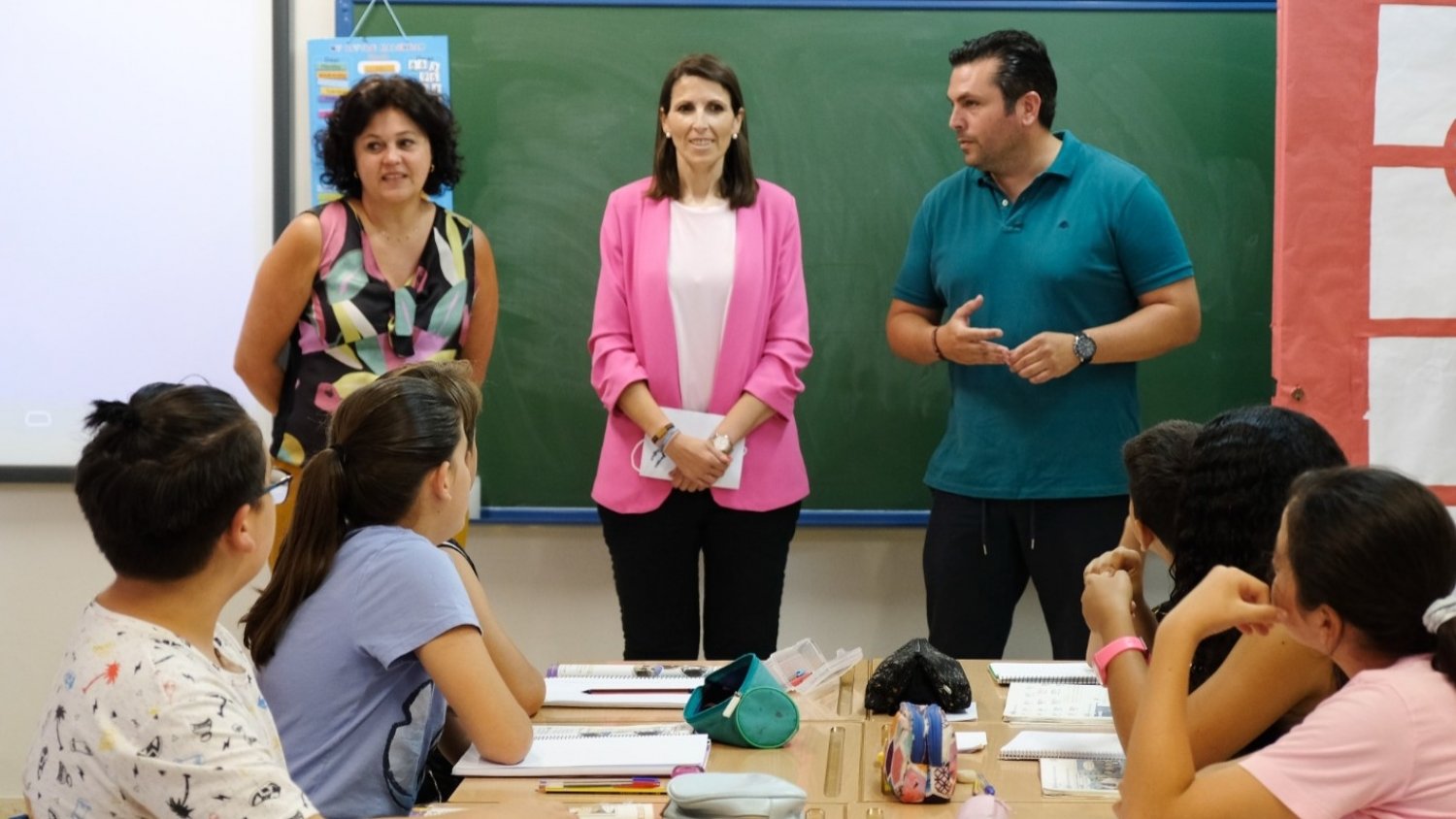 García Paine visita el CEIP Blas Infante de Málaga con motivo de su Programa de Refuerzo Estival