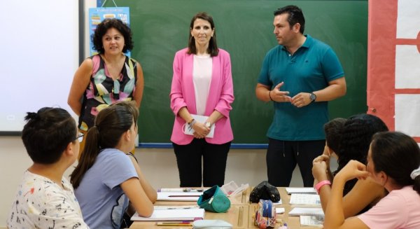 García Paine visita el CEIP Blas Infante de Málaga con motivo de su Programa de Refuerzo Estival