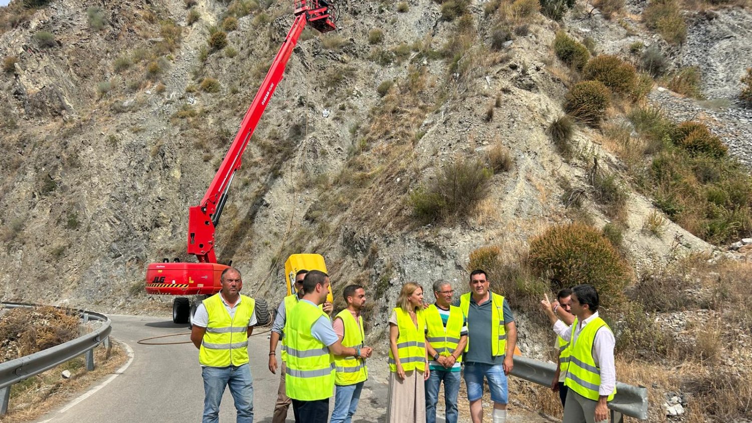 La Diputación realiza obras para evitar los desprendimientos en la carretera de Canillas de Aceituno a Sedella