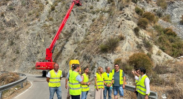 La Diputación realiza obras para evitar los desprendimientos en la carretera de Canillas de Aceituno a Sedella