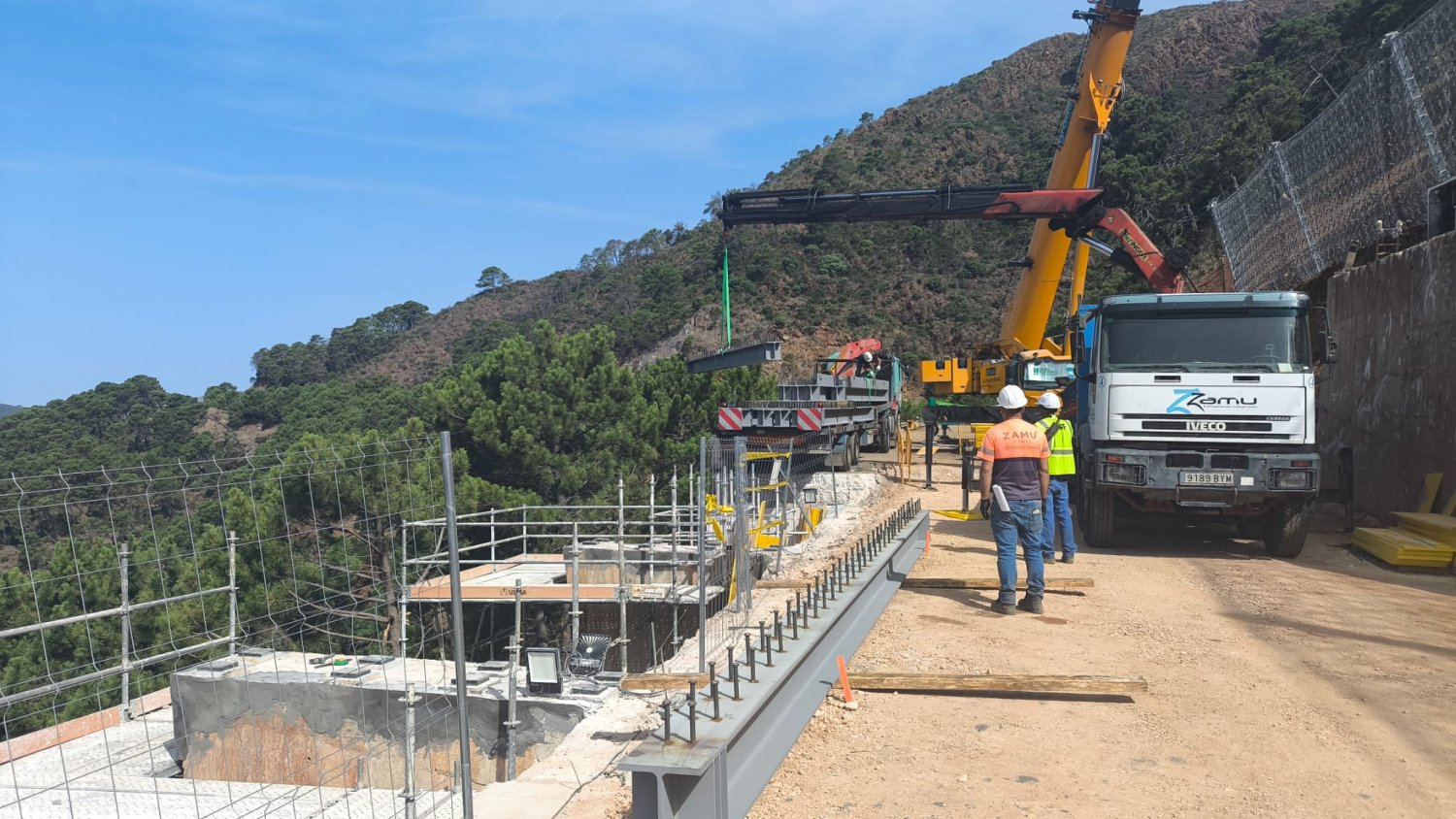Se instalan las primeras vigas del nuevo tablero de la carretera Ronda-San Pedro