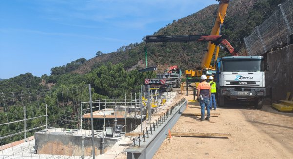 Se instalan las primeras vigas del nuevo tablero de la carretera Ronda-San Pedro