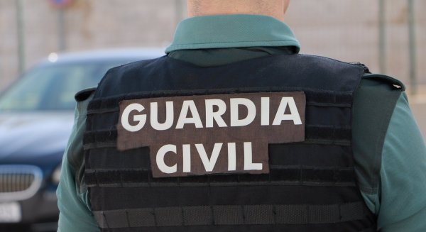 Dos guardias civiles rescatan a una mujer con movilidad reducida atrapada por un incendio forestal en Alhaurín el Grande