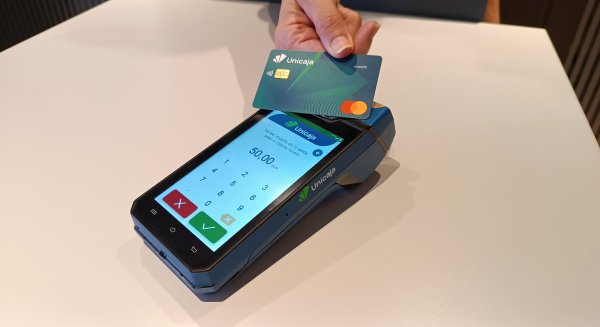 Unicaja impulsa la accesibilidad en los comercios con la actualización gratuita de sus TPV