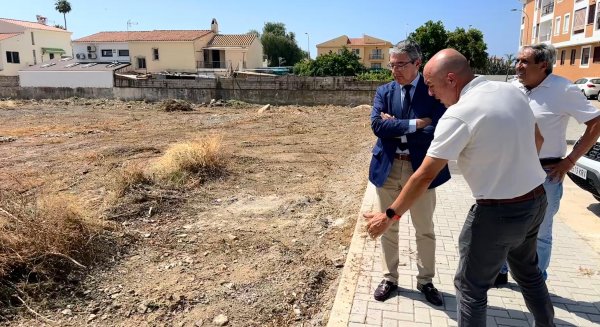 Rincón de la Victoria habilita una nueva zona de aparcamiento público con capacidad para 200 vehículos en el centro de Torre de Benagalbón
