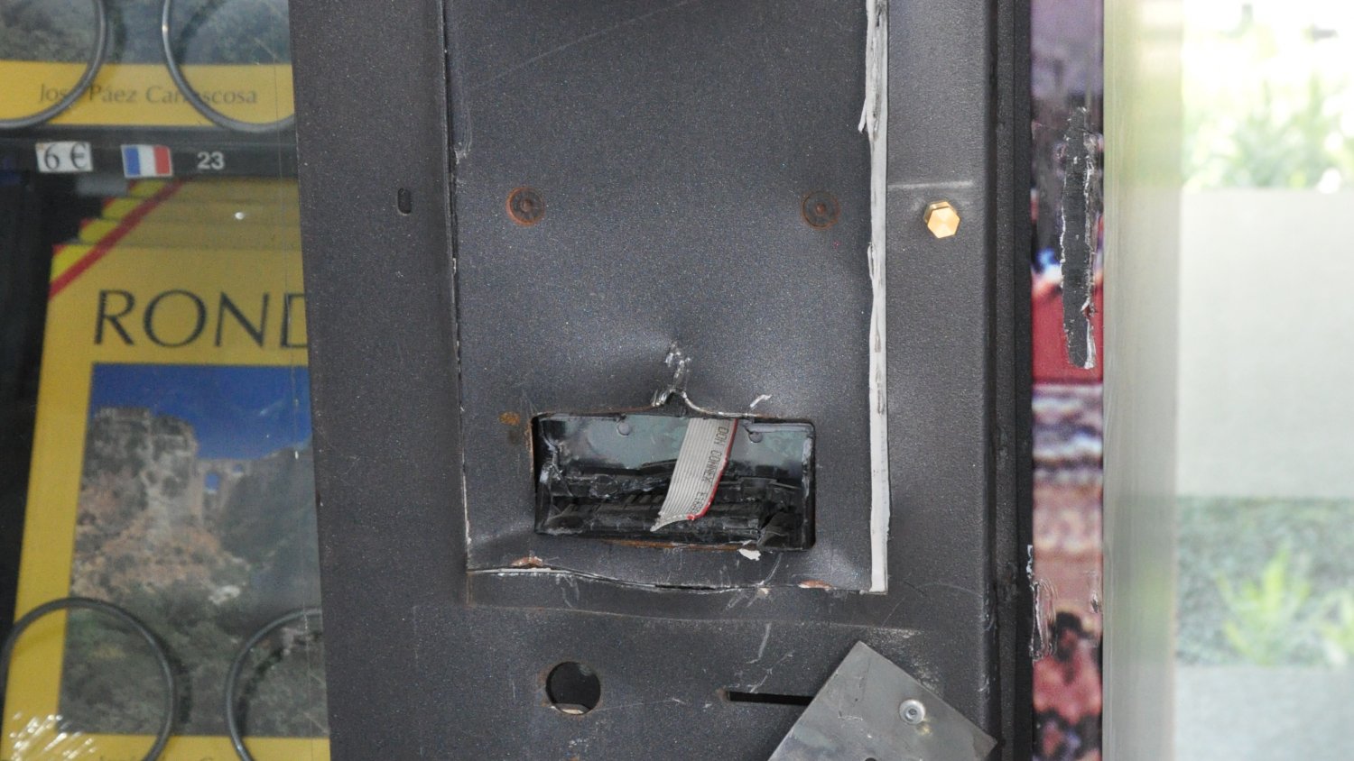 Esclarecido el robo con fuerza en unas máquinas expendedoras en el interior de un parking en Ronda 