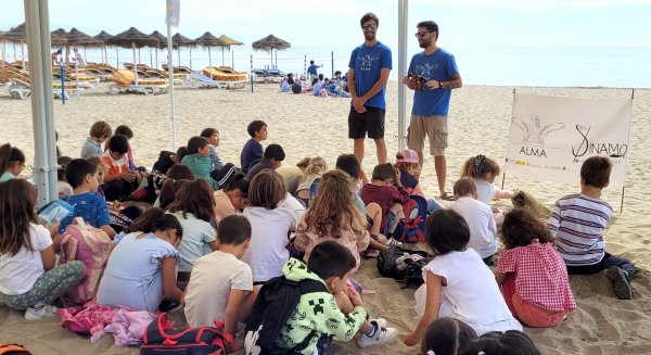 Cerca de mil estudiantes de primaria de Fuengirola participan en talleres sobre la conservación de las tortugas marinas