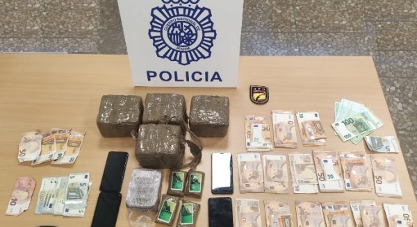 La Policía Nacional detiene a dos jóvenes tras intervenirles 4,9 kilogramos de hachís en el barrio de Carlinda