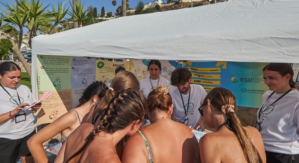 La Diputación inicia en Nerja la campaña de reciclaje en playas y amplía el foco a los vapeadores