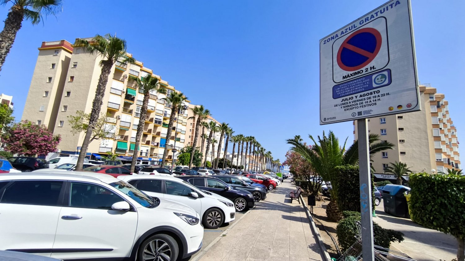 La zona azul vuelve a estar en marcha en verano en la costa de Torrox para facilitar la movilidad de residentes y visitantes