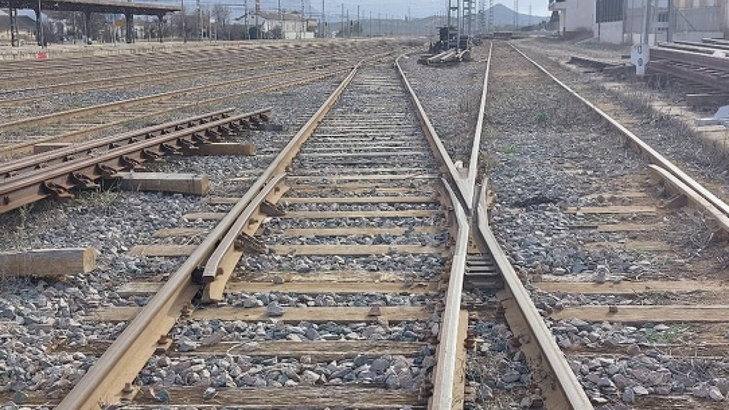 Transportes adjudica la ampliación a 750 m de las vías de apartado para trenes de mercancías en La Roda de Andalucía y Bobadilla