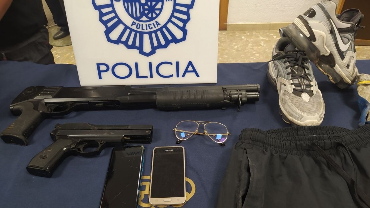 Detenidos dos hombres por atracar con un arma de fuego a un establecimiento de guardamuebles
