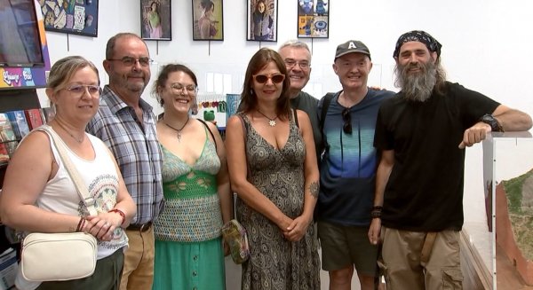 La Oficina de Turismo de Mijas acoge una exposición de cerámica y diseño textil de dos creadoras locales