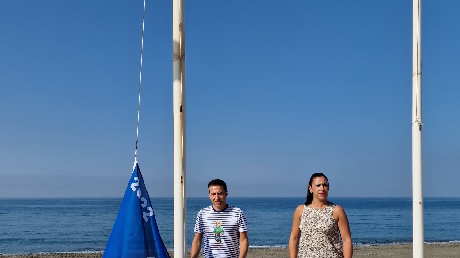 Las playas del litoral de Torrox ondean nueve banderas que certifican su calidad