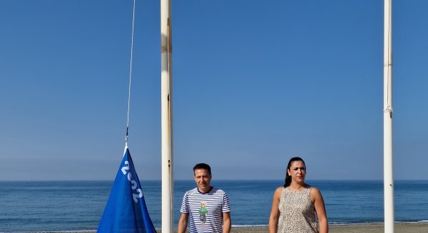 Las playas del litoral de Torrox ondean nueve banderas que certifican su calidad