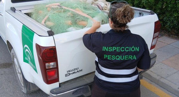 Inspección Pesquera de la Junta incauta artes de pesca ilegales en Málaga, en colaboración con el Seprona