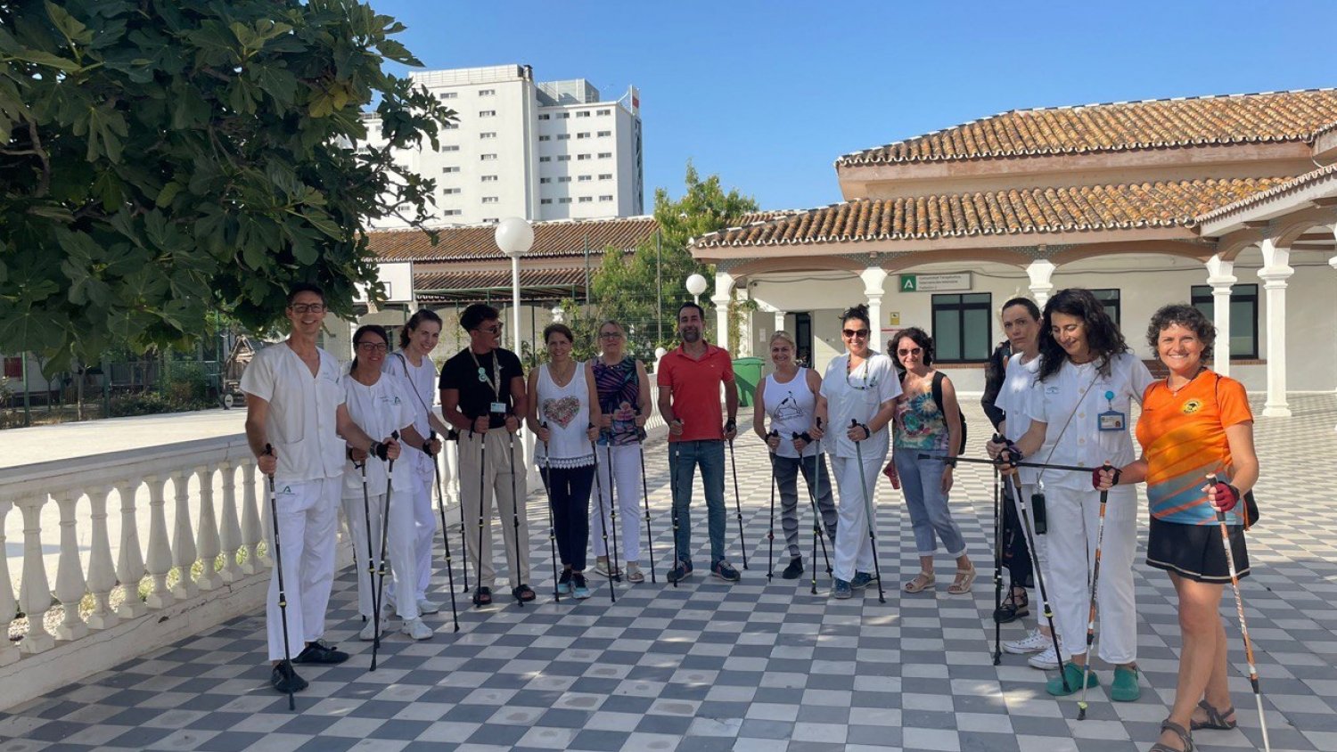 El Clínico de Málaga incorpora la Marcha Nórdica como terapia rehabilitadora