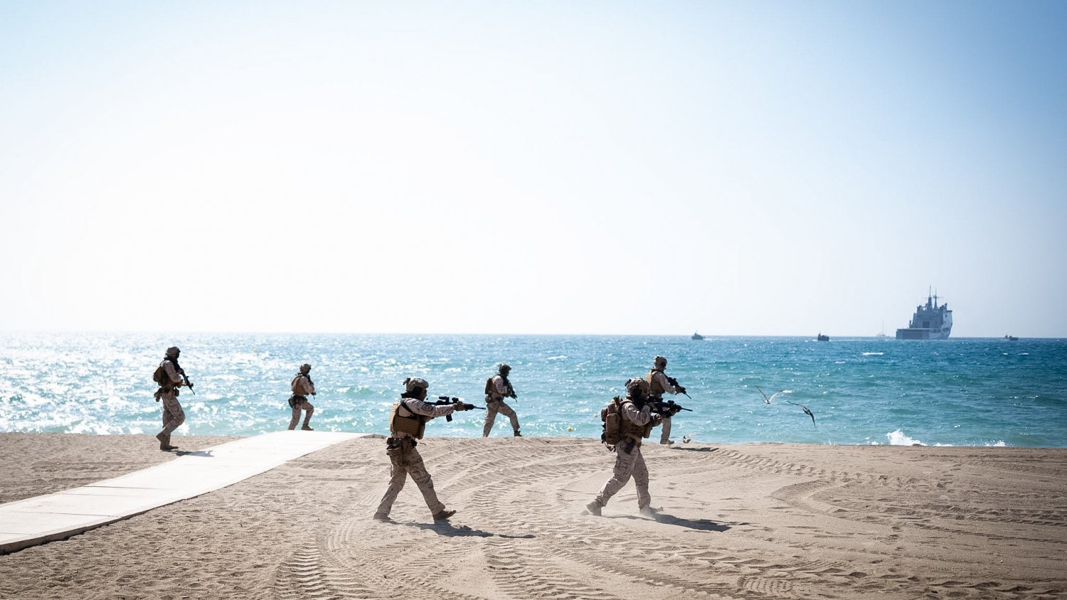 La Armada realiza una exhibición aeronaval en la playa de La Malagueta