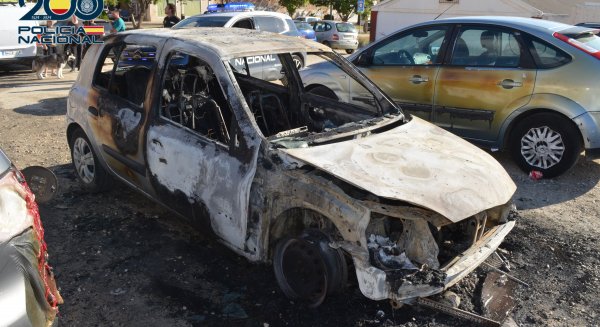 Detienen en Málaga a un joven por incendiar un edificio habitado y siete vehículos