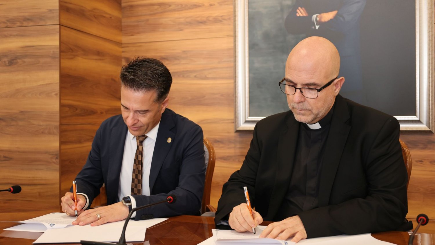 Torrox y el Obispado firman el convenio para restaurar el retablo de la Parroquia de la Encarnación
