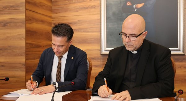 Torrox y el Obispado firman el convenio para restaurar el retablo de la Parroquia de la Encarnación