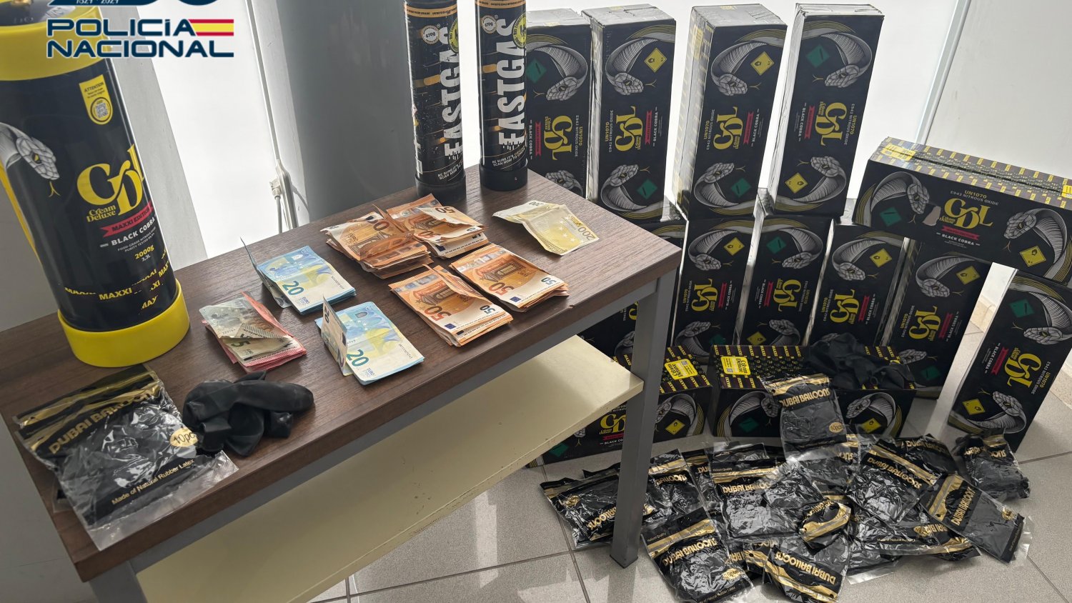 Detenidos en Ronda tres jóvenes con 18 botellas de gas de la risa destinadas a su distribución en fiestas