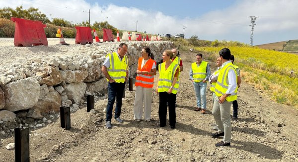 La Diputación de Málaga invierte 280.000 euros en la reparación de la carretera de acceso a Cortijo Los Villalones, en la Serranía de Ronda