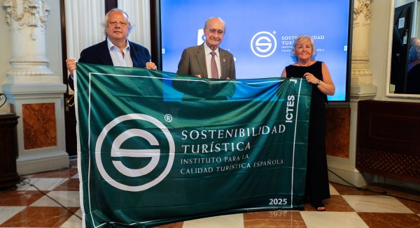 El alcalde de Málaga recibe las banderas Q y S que certifican la calidad y sostenibilidad de siete playas de la ciudad