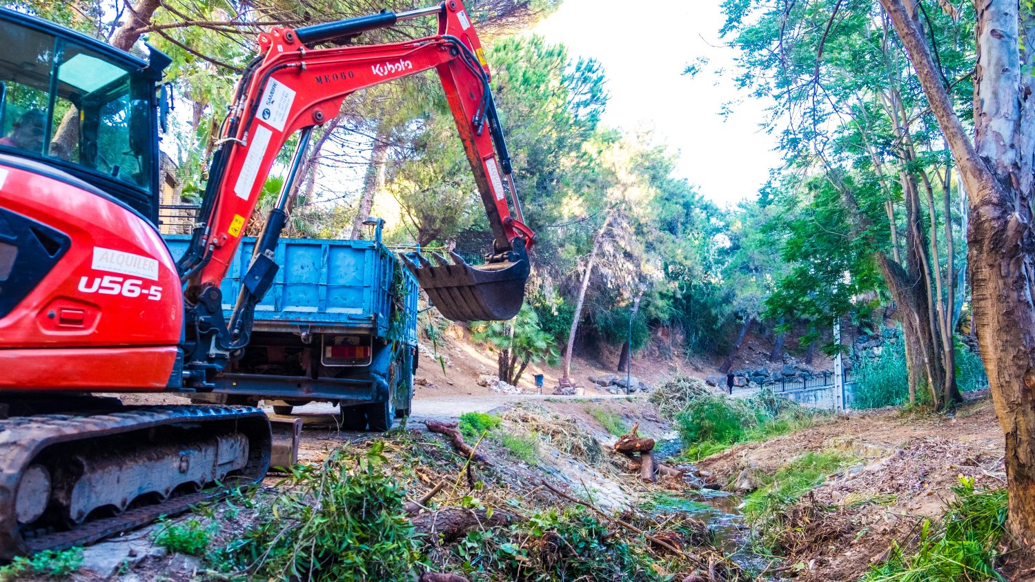 Marbella limpia en el primer semestre del año más de 175.000 metros cuadrados de parcelas y arroyos municipales