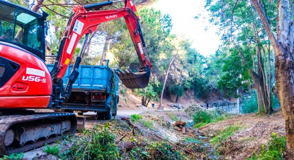 Marbella limpia en el primer semestre del año más de 175.000 metros cuadrados de parcelas y arroyos municipales