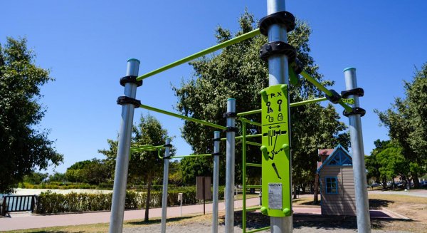 Torremolinos habilita una zona para la práctica de la calistenia en el parque de La Batería