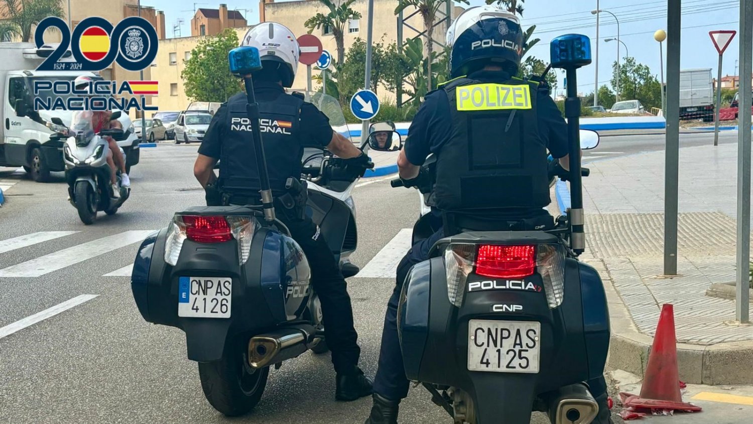 La Policía Nacional patrulla junto a una policía alemana por las calles de la ciudad de Málaga
