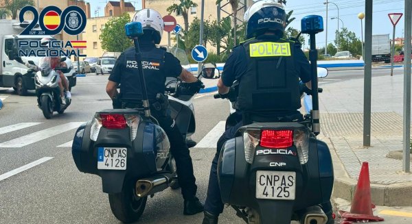 La Policía Nacional patrulla junto a una policía alemana por las calles de la ciudad de Málaga