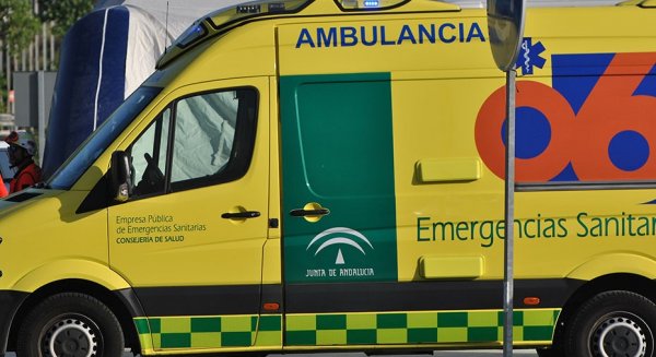 Dos heridos tras arrollar un turismo la terraza de una cafetería en Vélez-Málaga
