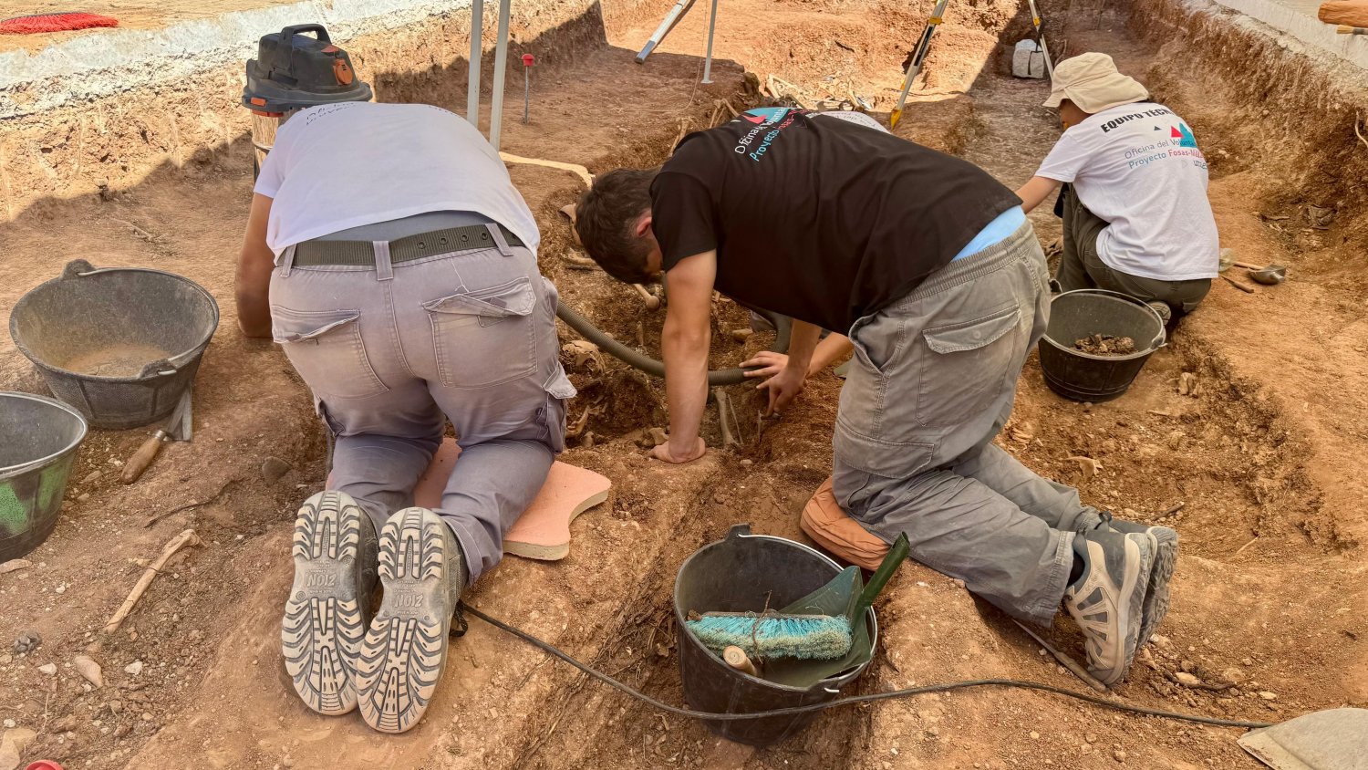 Ya se han exhumado los restos de 17 víctimas ejecutadas durante la Guerra Civil en la fosa común de Campillos