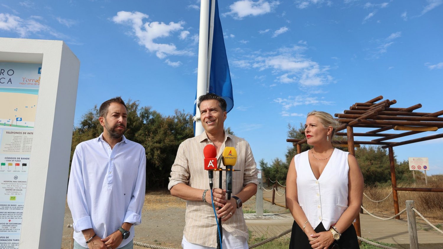Las Banderas Azules ya ondean en las playas de Ferrara, El Morche y Cenicero-Las Dunas