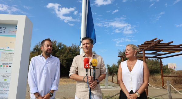 Las Banderas Azules ya ondean en las playas de Ferrara, El Morche y Cenicero-Las Dunas