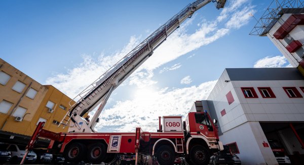 Vuelve a estar operativo el autobrazo escala extensible de 42 metros de altura en el Parque de Bomberos de Martiricos 