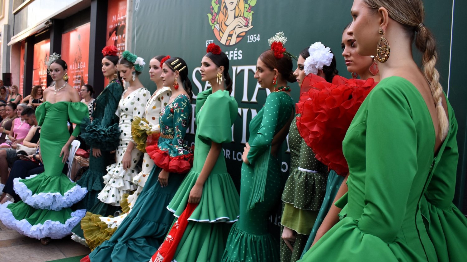 El desfile de moda flamenca de Málaga de Moda y Cafés Santa Cristina congrega a más de 450 personas