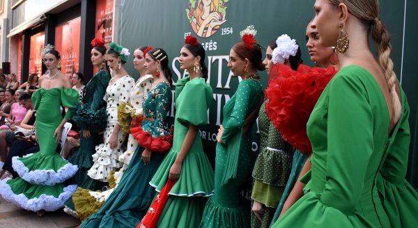 El desfile de moda flamenca de Málaga de Moda y Cafés Santa Cristina congrega a más de 450 personas