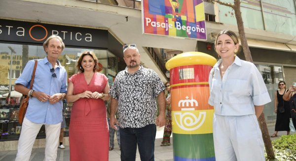 Torremolinos inaugura el primer buzón de Correos permanente con la bandera arcoíris