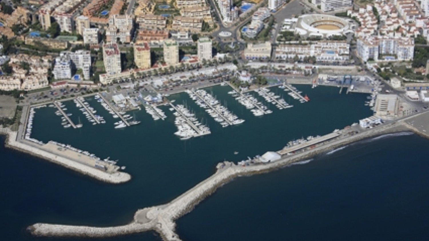 La Junta licita la construcción de nuevos cuartos de armadores en el puerto de Estepona