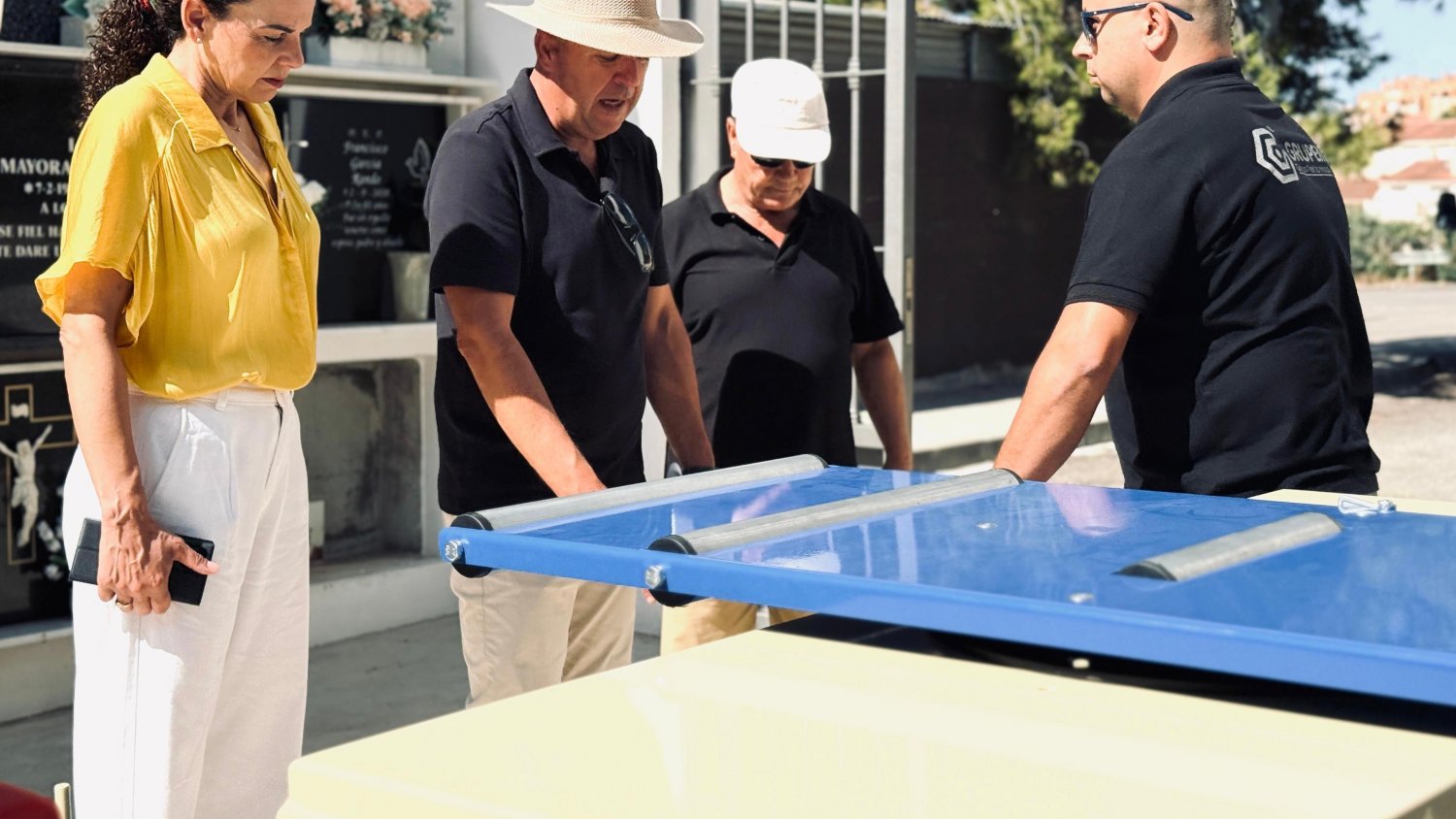 El Ayuntamiento de Rincón de la Victoria adquiere una plataforma elevadora para los cementerios municipales