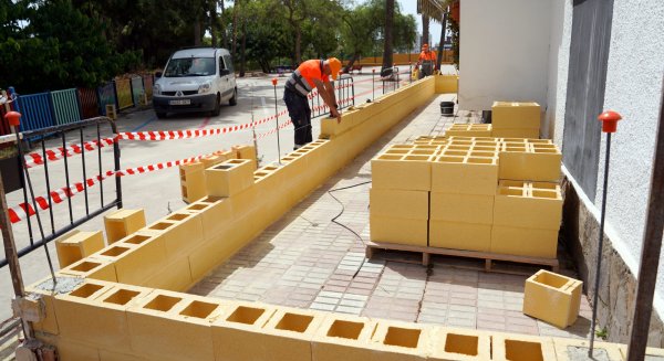 El Ayuntamiento de Estepona destina más de 250.000 euros a la mejora y mantenimiento de centros escolares durante el verano
