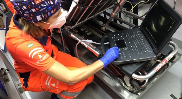 Salud dota de ecógrafos a los equipos de emergencias sanitarias del 061 en Andalucía