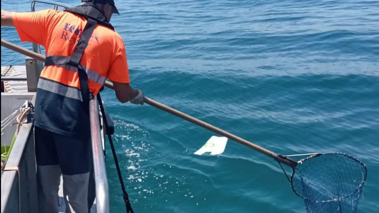 Los plásticos siguen siendo el principal elemento recogido en  las aguas costasoleñas