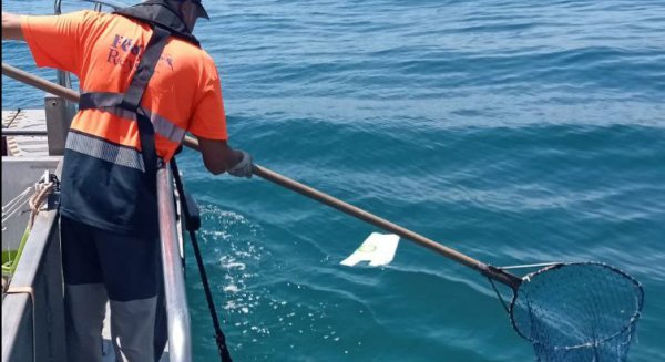 Los plásticos siguen siendo el principal elemento recogido en  las aguas costasoleñas